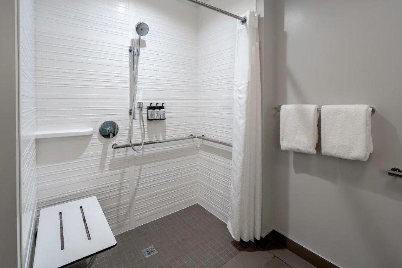 Avid Hotels Milwaukee West - Waukesha By Ihg Pewaukee Zewnętrze zdjęcie